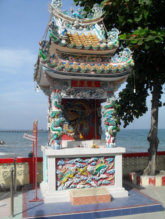 Shrine on Beach at Hua Hin.jpg